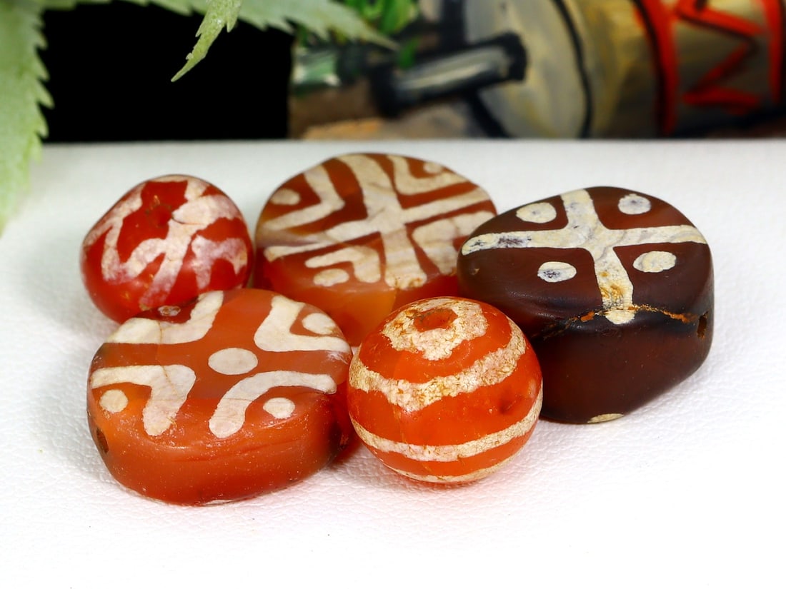Antique vintage Indo Tibetan Etched Carnelian dzi Beads: 14.5x4.7mm Weight: 8 gaems (Before Packing) Thousand Planet Auction House Season 5: Ten2Go Antique Beads Collection Auction. A bargain hunter's, fixer-upper's, and pack-rat's dream come true! Our Ten2