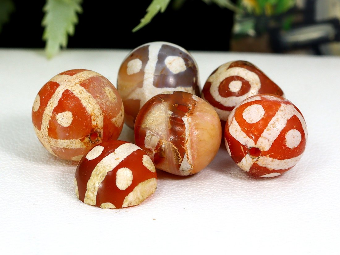 Antique vintage Indo Tibetan Etched Carnelian dzi Beads: 10x9.4mm Weight: 6.8 gaems (Before Packing) Thousand Planet Auction House Season 5: Ten2Go Antique Beads Collection Auction. A bargain hunter's, fixer-upper's, and pack-rat's dream come true! Our Ten2