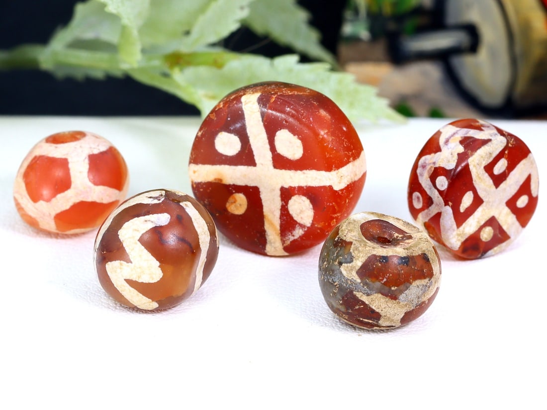 Antique vintage Indo Tibetan Etched Carnelian dzi Beads: 14.7x6.1mm Weight: 7.7 gaems (Before Packing) Thousand Planet Auction House Season 5: Ten2Go Antique Beads Collection Auction. A bargain hunter's, fixer-upper's, and pack-rat's dream come true! Our Te