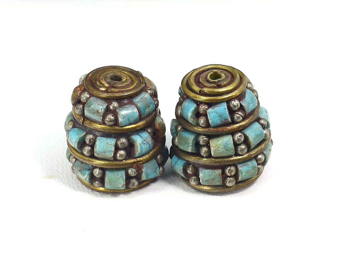 Collection of Vintage Tibetan Turquoise Inlay Beads: 17.8x15.4mm Weight: 14.4 grams (Before Packing) Thousand Planet Auction House Season 5: Ten2Go Antique Beads Collection Auction. A bargain hunter's, fixer-upper's, and pack-rat's dream come true! Our 