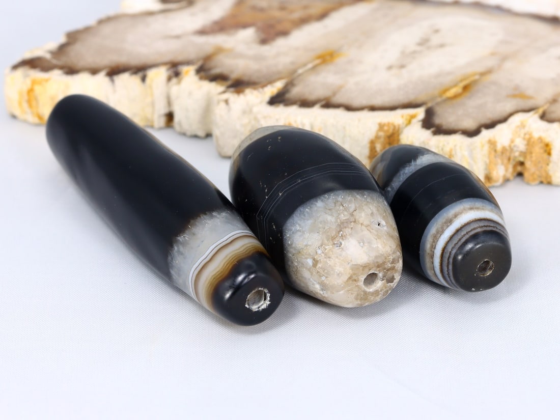 Antique Vintage Western Asiatic Sulemani Banded Agate Beads: 62.5x15.2mm Weight: 59.2 grams (Before Packing) Thousand Planet Auction House Season 5: Ten2Go Antique Beads Collection Auction. A bargain hunter's, fixer-upper's, and pack-rat's dream come true! Our