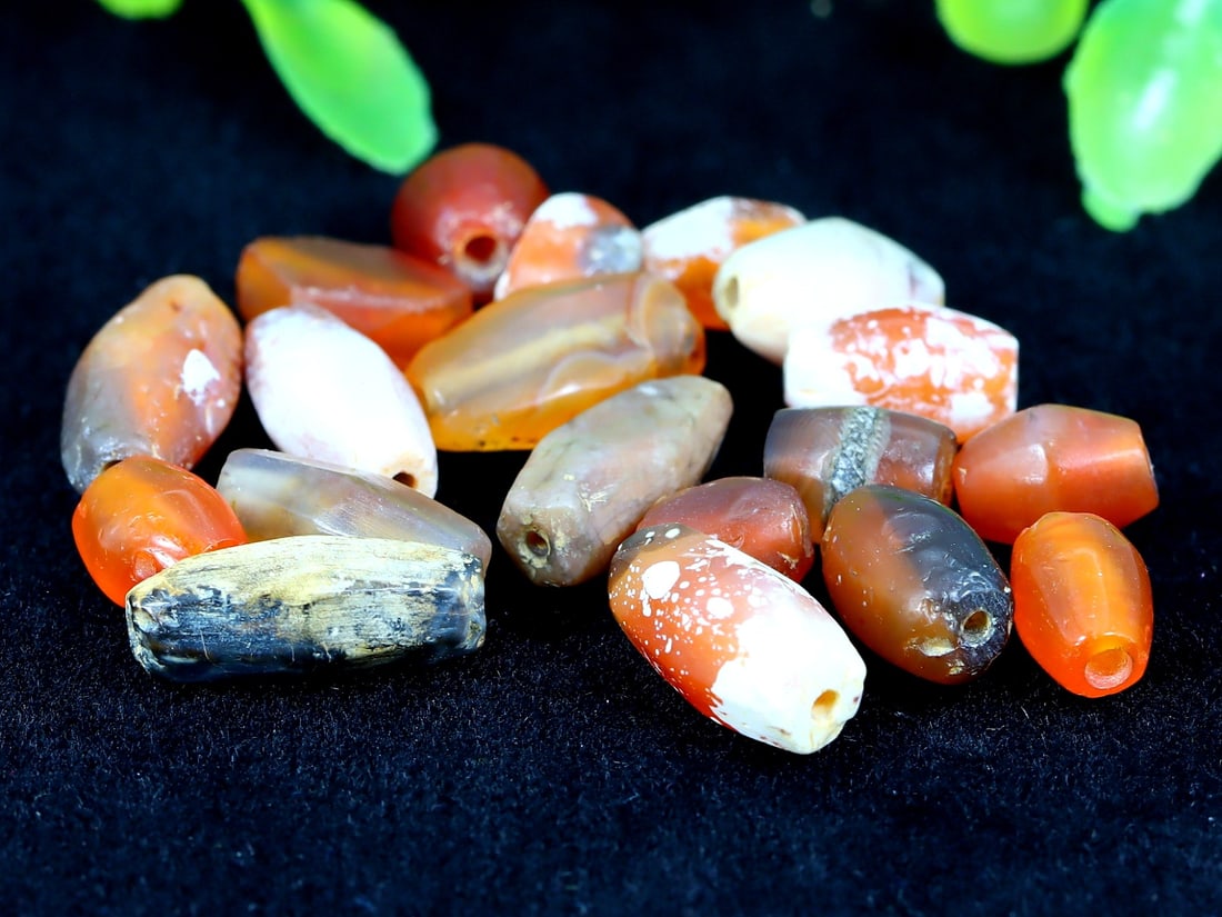 Antique Vintage Old Agate Carnelian Beads: 12.3x4.9mm Weight: 30.4 carat (Before Packing) Thousand Planet Auction House Season 5: Ten2Go Antique Beads Collection Auction. A bargain hunter's, fixer-upper's, and pack-rat's dream come true! Our T
