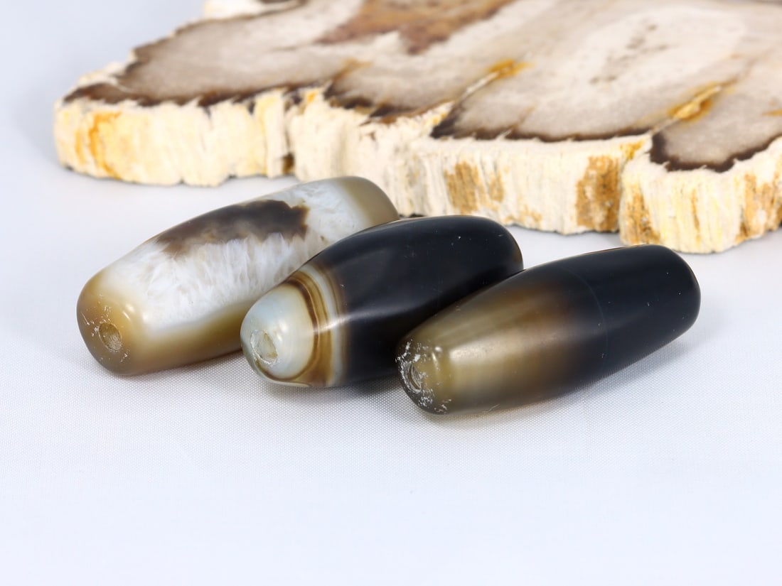 Antique Vintage Western Asiatic Sulemani Banded Agate Beads: 39.2x14.6mm Weight: 36.1 grams (Before Packing) Thousand Planet Auction House Season 5: Ten2Go Antique Beads Collection Auction. A bargain hunter's, fixer-upper's, and pack-rat's dream come true! Our