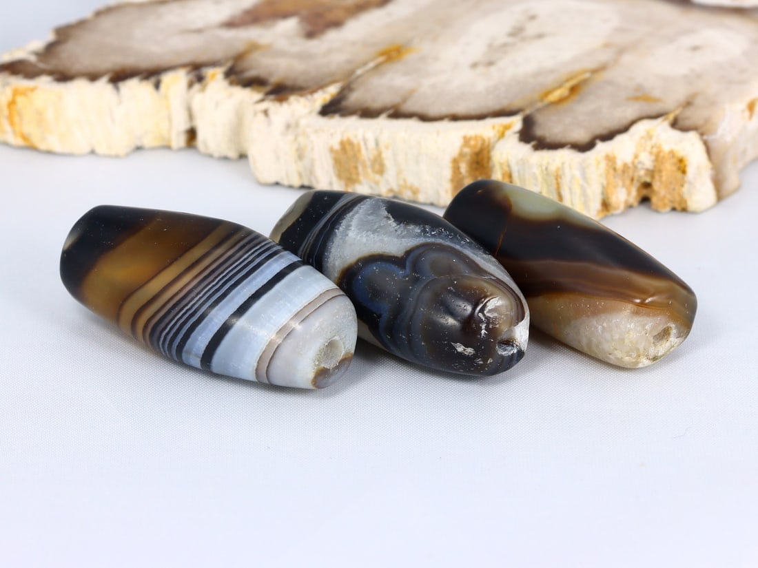 Antique Vintage Western Asiatic Sulemani Banded Agate Beads: 37.5x16.8mm Weight: 16.8 grams (Before Packing) Thousand Planet Auction House Season 5: Ten2Go Antique Beads Collection Auction. A bargain hunter's, fixer-upper's, and pack-rat's dream come true! Our