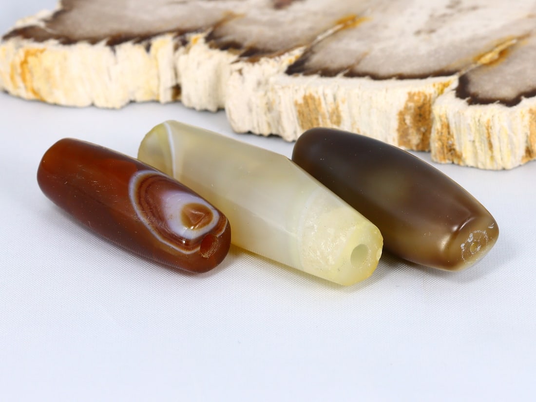 Antique Vintage Western Asiatic Sulemani Banded Agate Beads: 41.7x14.4mm Weight: 27.5 grams (Before Packing) Thousand Planet Auction House Season 5: Ten2Go Antique Beads Collection Auction. A bargain hunter's, fixer-upper's, and pack-rat's dream come true! Our