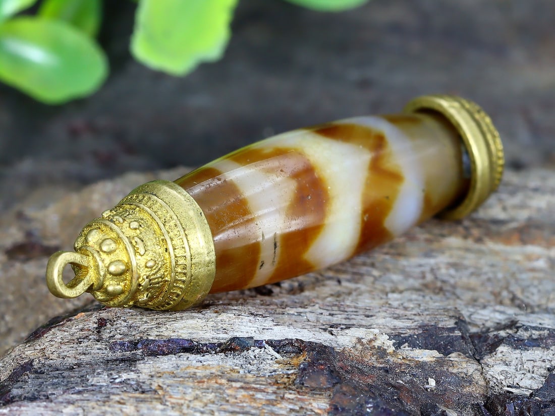 A Chinese Tibetan Tiger Teeth dZi Bead Pendant Locket Asian Himalayan Antique: 41.2x10mm Weight: 33.5 carat (Before Packing) Thousand Planet Auction House Season 5: Ten2Go Antique Beads Collection Auction. A bargain hunter's, fixer-upper's, and pack-rat's dream come true! Our Te
