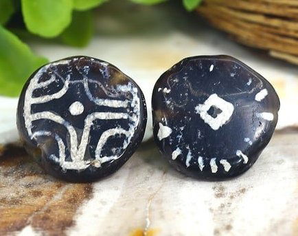 Two Vintage Tibetan Pyu Striped Phumtek dZi Agate Beads: 18.5x18.3mm Weight: 27.6 carat (Before Packing) Thousand Planet Auction House Season 5: Ten2Go Antique Beads Collection Auction. A bargain hunter's, fixer-upper's, and pack-rat's dream come true! Our