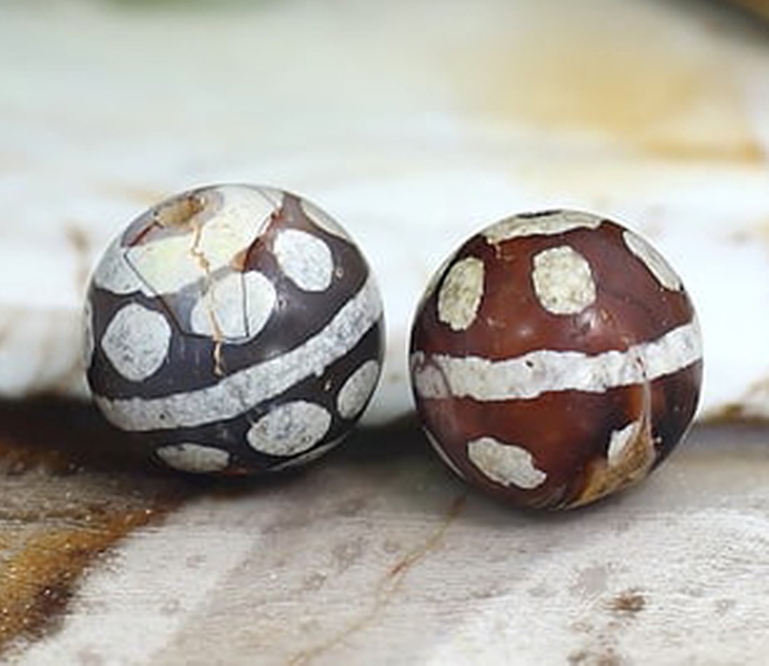 Two Vintage Tibetan Pyu Star Pattern Phumtek dZi Agate Beads (1 of 2)