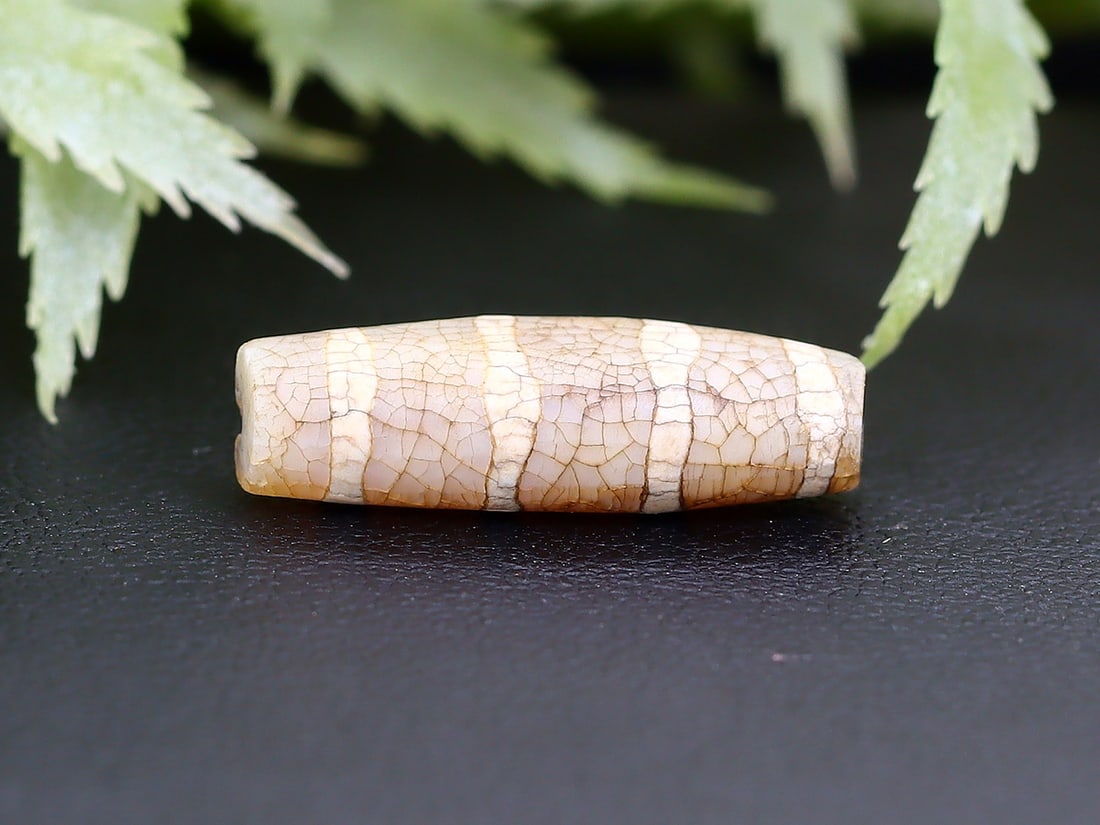 An Ancient Tibetan Pyu 4 Stripes Carnelian Chung dZi Bead Himalayan Art Carving Antique: 18.7x7mm Weight: 5 carat (Before Packing) Thousand Planet Auction House Season 5: Ten2Go Antique Beads Collection Auction. A bargain hunter's, fixer-upper's, and pack-rat's dream come true! Our Ten2Go
