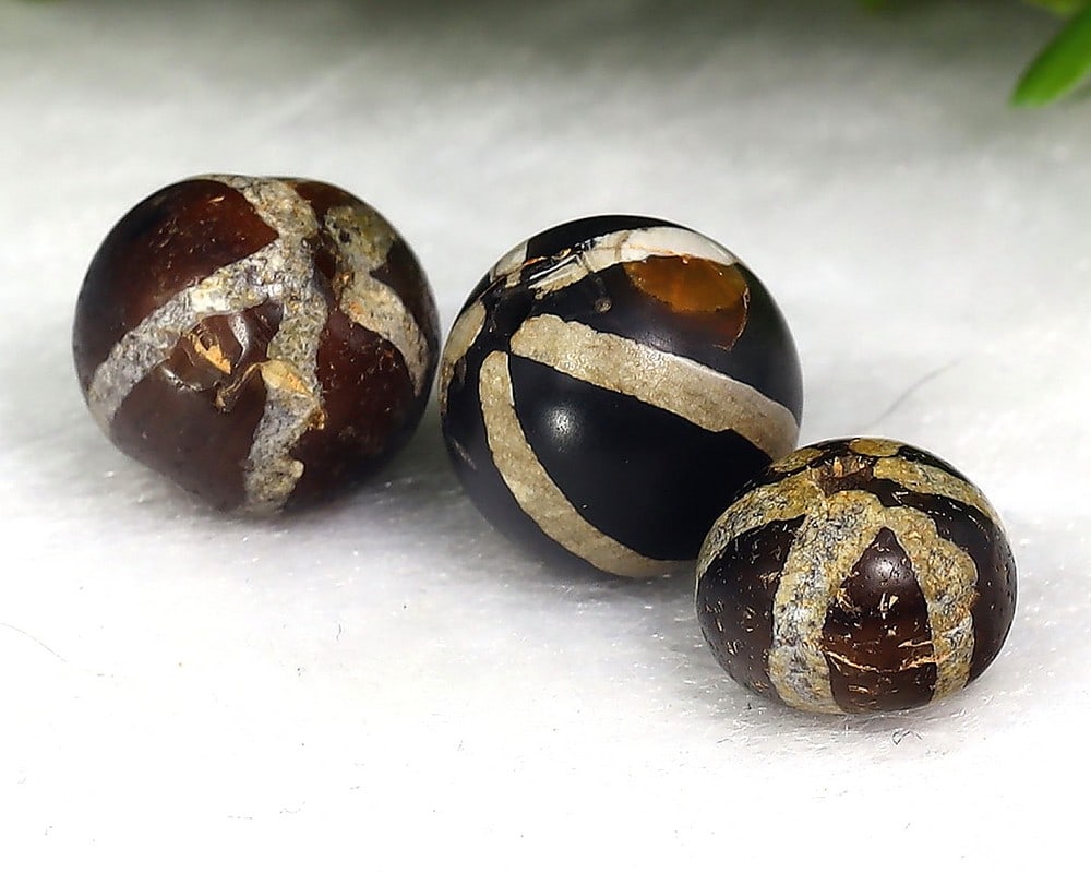 Therr Antique Vintage Indo Tibetan Etched Agate dZi Beads: 10.7x10.6mm Weight: 20.5 carat (Before Packing) Thousand Planet Auction House Season 5: Ten2Go Antique Beads Collection Auction. A bargain hunter's, fixer-upper's, and pack-rat's dream come true! Our 