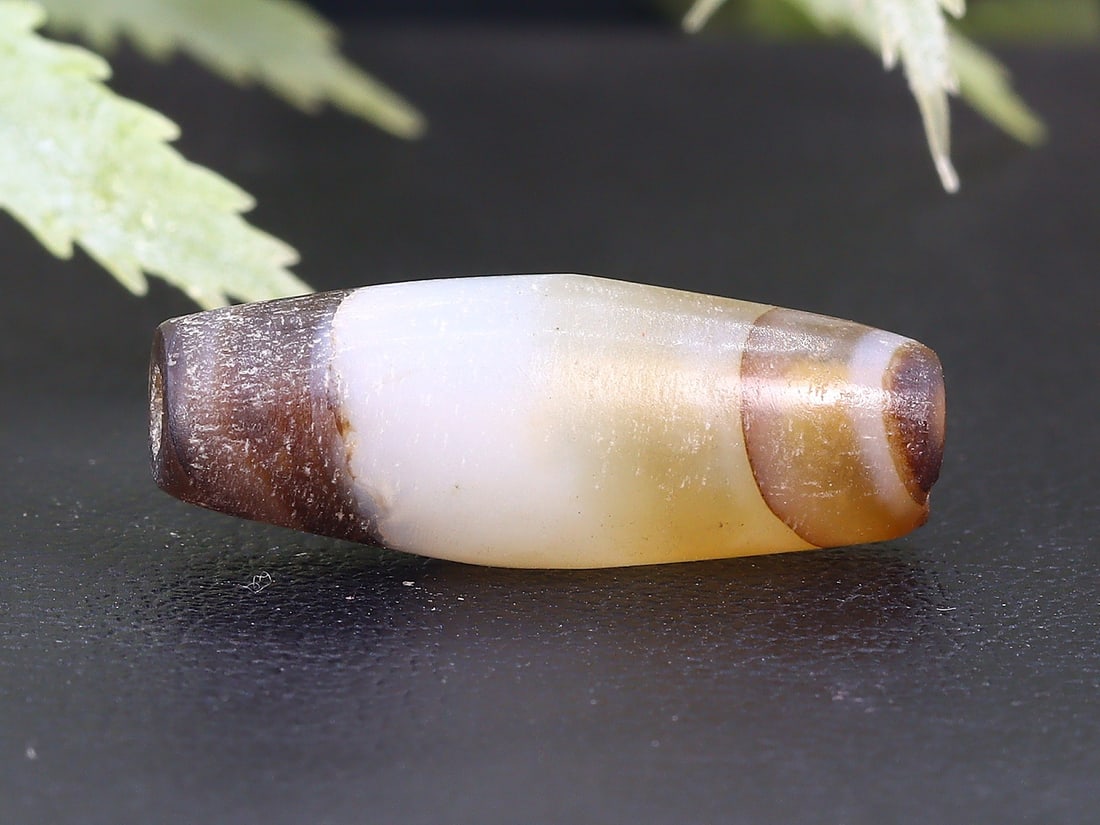 Antique Vintage Old Tibetan Pyu Striped Agate Bead: 19.7x7.4mm Weight: 7.5 carat (Before Packing) Thousand Planet Auction House Season 5: Ten2Go Antique Beads Collection Auction. A bargain hunter's, fixer-upper's, and pack-rat's dream come true! Our Te