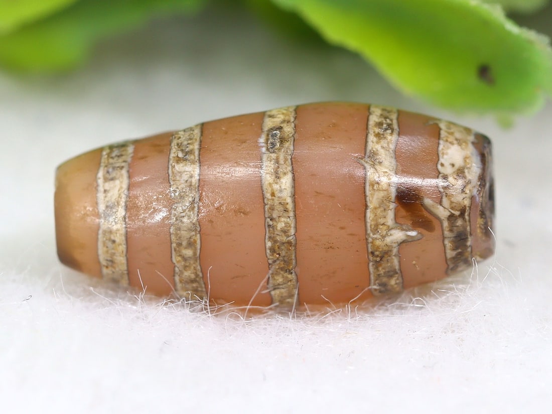 Antique Vintage Indo Tibetan Etched Carnelian dZi Bead: 16.7x8.7mm Weight: 8 carat (Before Packing) Thousand Planet Auction House Season 5: Ten2Go Antique Beads Collection Auction. A bargain hunter's, fixer-upper's, and pack-rat's dream come true! Our Ten2