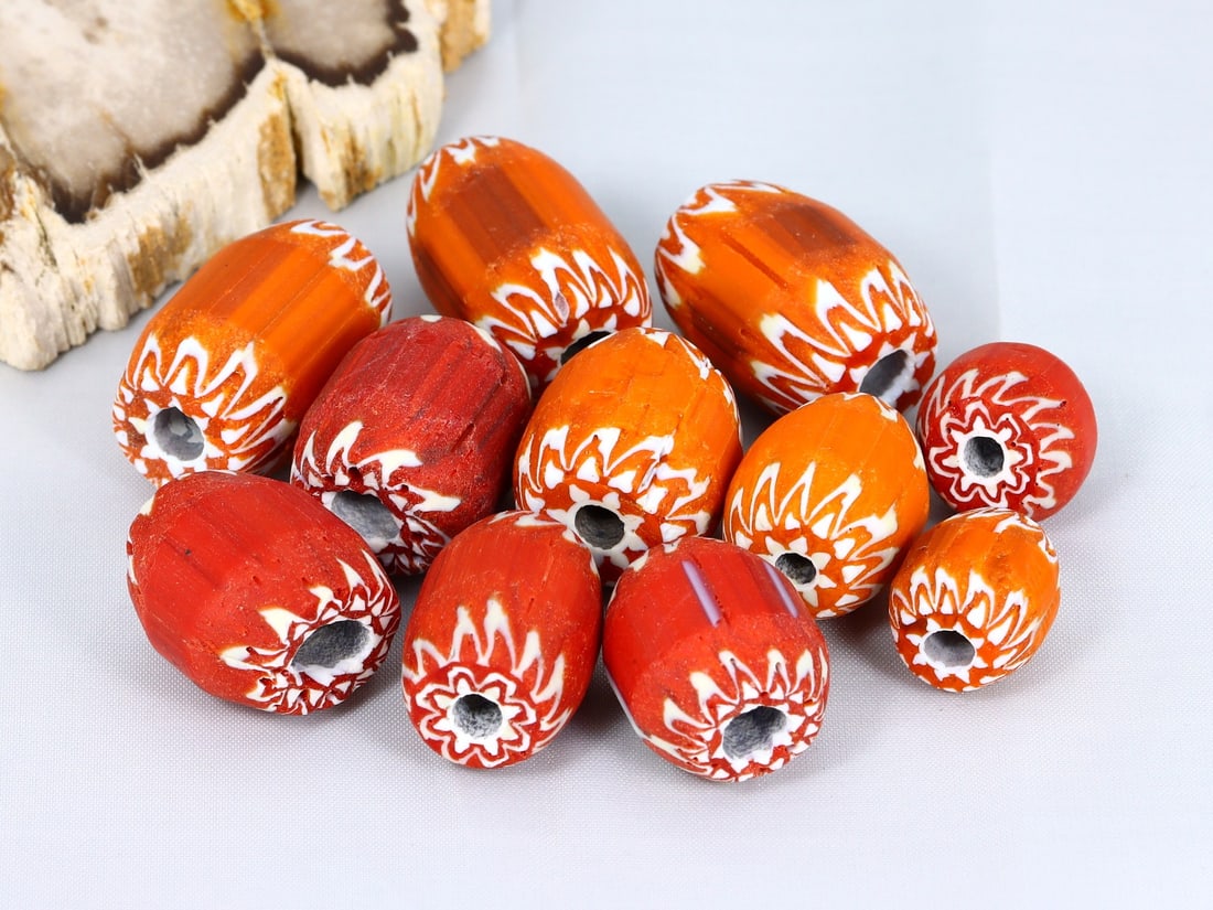 Collection of Lampwork Glass Bead Art Glass Paperweight: 22.7x15.4mm Weight: 69.8 gaems (Before Packing) Thousand Planet Auction House Season 5: Ten2Go Antique Beads Collection Auction. A bargain hunter's, fixer-upper's, and pack-rat's dream come true! Our