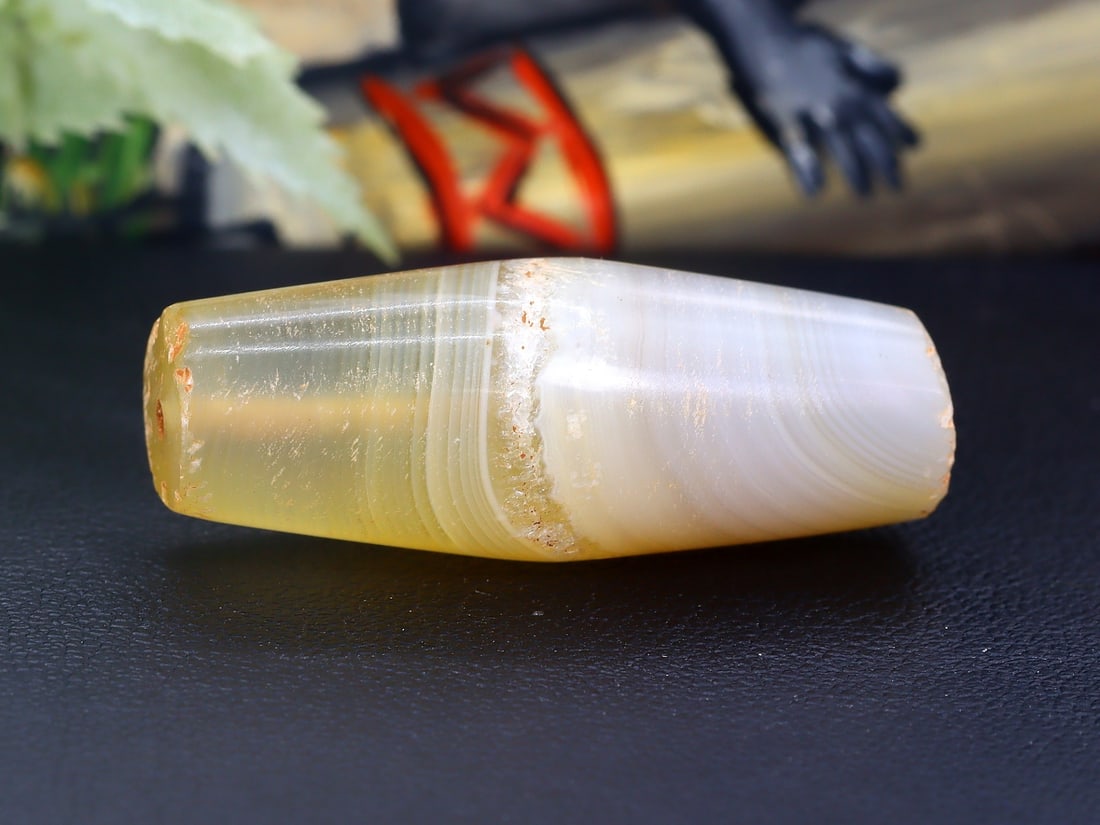 Antique Vintage Old Tibetan Pyu Striped Agate Bead: 32.1x12.6mm Weight: 38 carat (Before Packing) Thousand Planet Auction House Season 5: Ten2Go Antique Beads Collection Auction. A bargain hunter's, fixer-upper's, and pack-rat's dream come true! Our Te