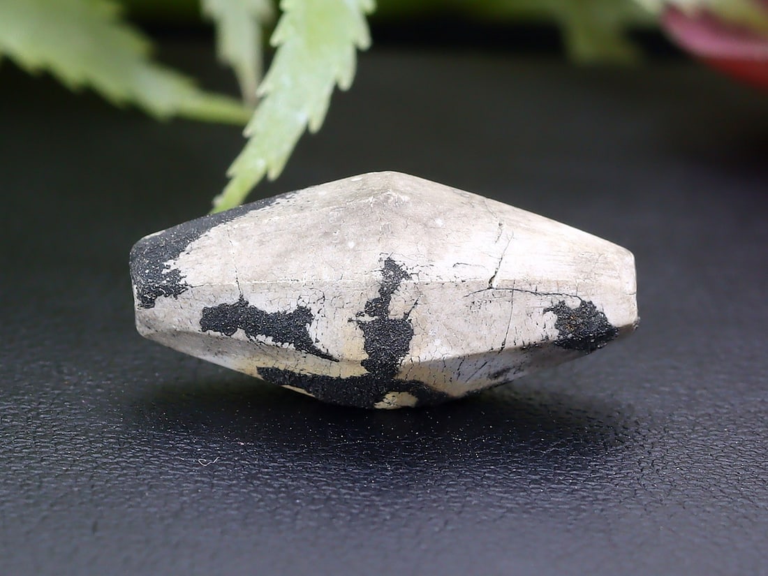 An Antique Vintage Old Tibetan Pyu Agate Bead (1 of 3)