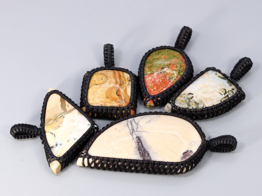 Group of 5 Mixed Kind of Pendant Locket: 77.2x35x9.6mm Weight: 78 grams (Before Packing) Thousand Planet Auction House Season 5: Ten2Go Antique Beads Collection Auction. A bargain hunter's, fixer-upper's, and pack-rat's dream come true! Our
