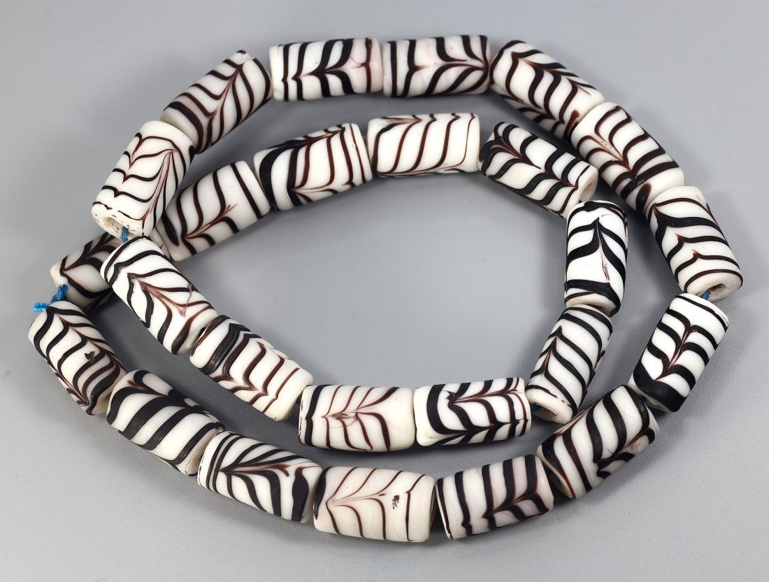 Millefiori Glass Paperweights Venetian Art Glass Beads Necklace Strand: 23.6 Inches Weight: 178 gaems (Before Packing) Thousand Planet Auction House Season 5: Ten2Go Antique Beads Collection Auction. A bargain hunter's, fixer-upper's, and pack-rat's dream come true! Our T