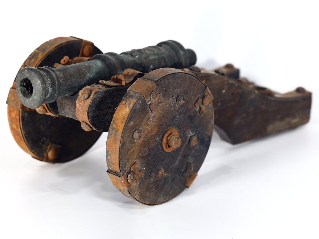 Continental Miniature Model Canon in Wood and Metal with a Bronze Barrel: 30x14x10 cm Weight: 920 grams (Before Packing) Featuring property of local collections include Europe & Oriental antiques and decorative arts. A truly bargain hunter's, fixer-upper's, and pack-rat's d