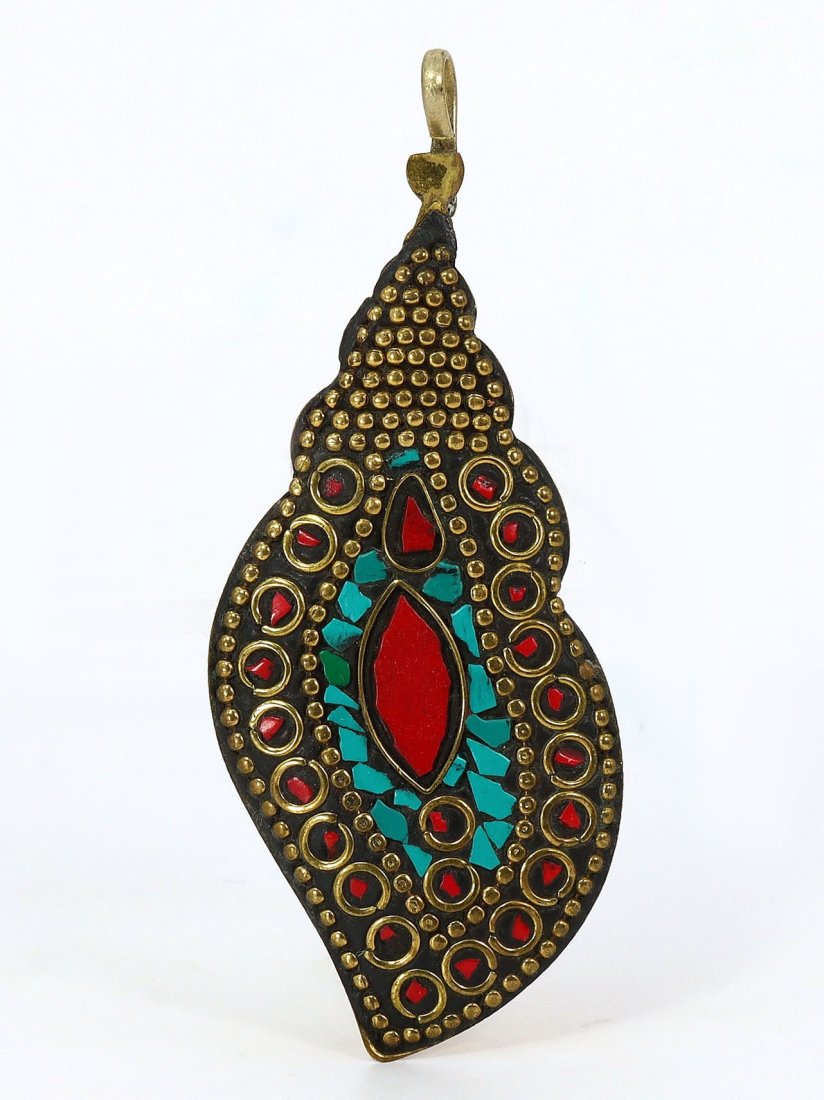 Vintage Tibetan Turquoise Blue & Coral Red Chips Inlaid Brass Pendant Locket: 5x3.5cm Weight: 17.1 grams (Before Packing) A bargain hunter's, fixer-upper's, and pack-rat's dream come true! Our Ten2Go "warehouse" style auction presents over thousand lots in a fast-paced old-styl