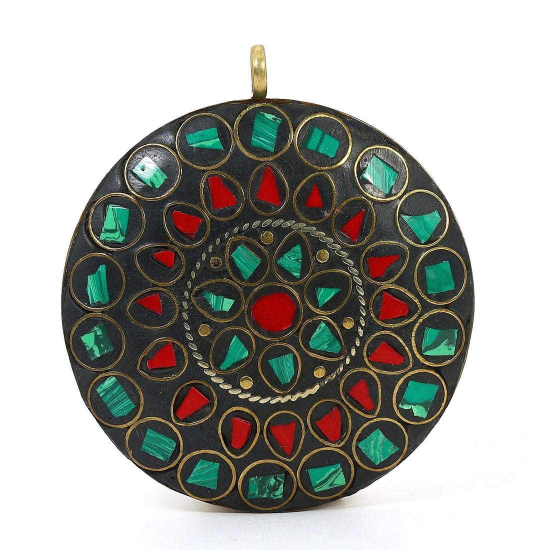 Vintage Tibetan Malachite Green & Coral Red Inlaid Brass Pendant Locket: 6.5x6cm Weight: 39 grams (Before Packing) A bargain hunter's, fixer-upper's, and pack-rat's dream come true! Our Ten2Go "warehouse" style auction presents over thousand lots in a fast-paced old-style 