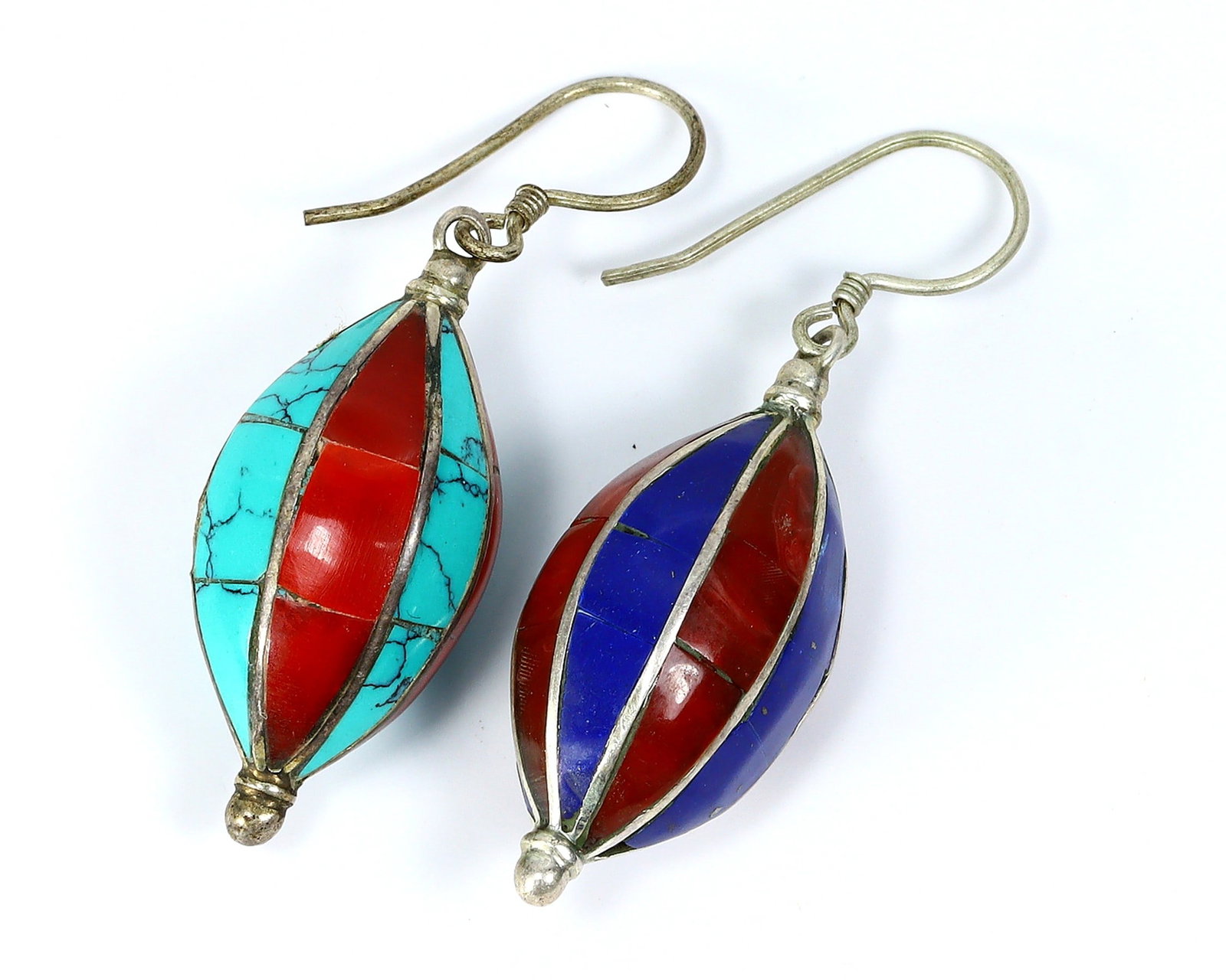 Vintage Tibetan Turquoise Lapis Blue & Coral Red Chips Inlaid Silver Earrings: 2.5x1cm Weight: 8.5 grams (Before Packing) A bargain hunter's, fixer-upper's, and pack-rat's dream come true! Our Ten2Go "warehouse" style auction presents over thousand lots in a fast-paced old-style