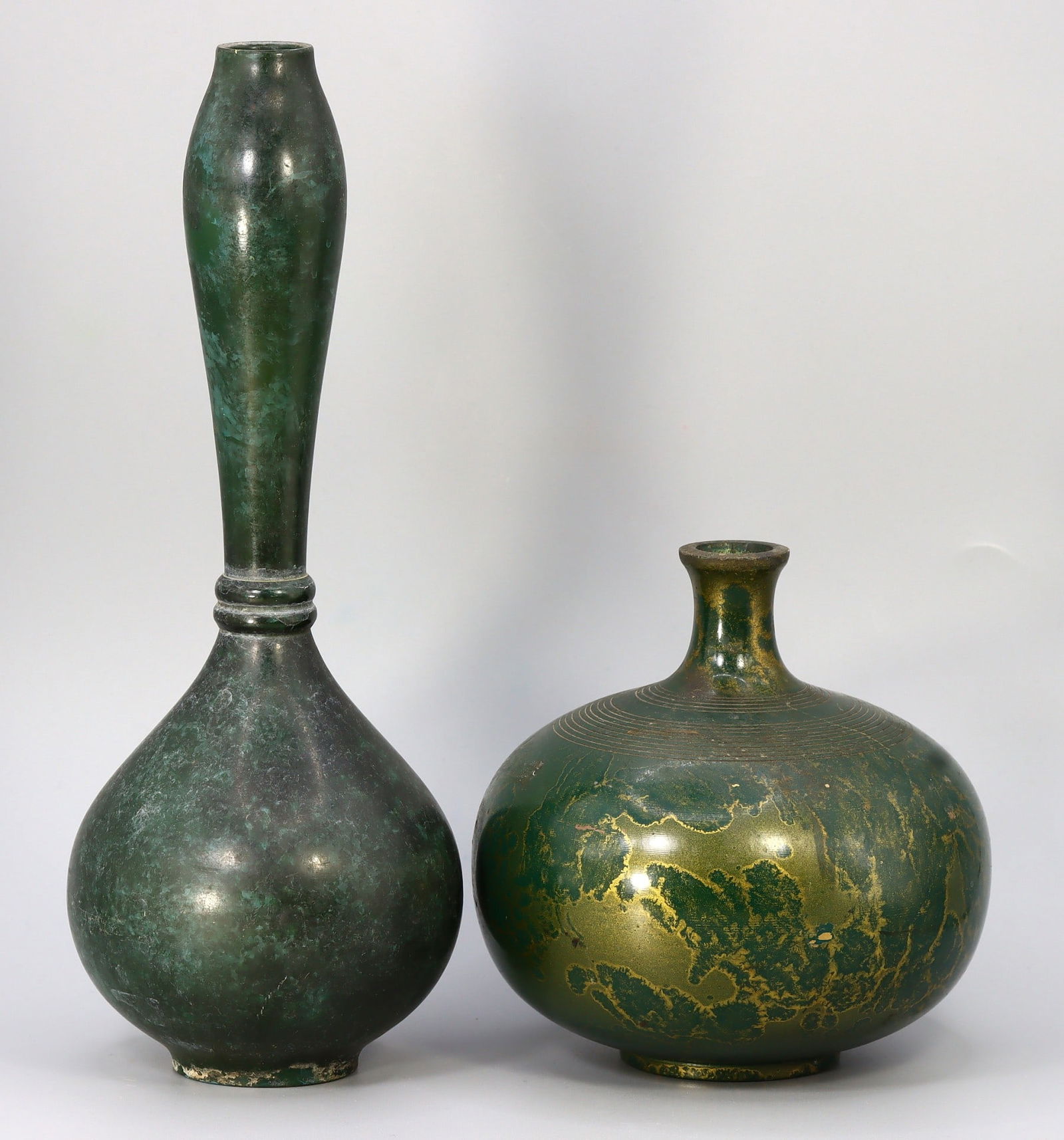 2 Vintage Japanese Murashido Effect Ikebana Bronze & Brass Flasks: 22.5x8.5cm Weight: 610 grams (Before Packing) A bargain hunter's, fixer-upper's, and pack-rat's dream come true! Our Ten2Go "warehouse" style auction presents over thousand lots in a fast-paced old-st