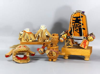 Collection of Vintage Japanese Kokeshi Doll Wood Carving Figurine Folk Art: 16.5x11cm Weight: 506 grams (Before Packing) A bargain hunter's, fixer-upper's, and pack-rat's dream come true! Our Ten2Go "warehouse" style auction presents over thousand lots in a fast-paced old-sty