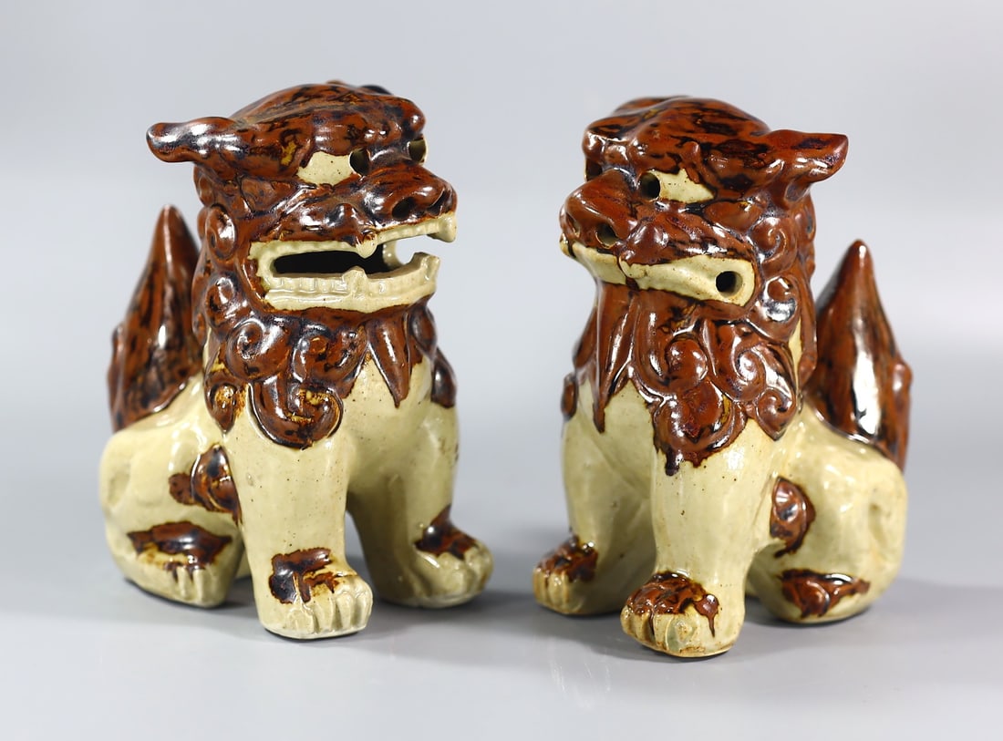 Pair of Chinese Feng Shui Foo Lions Ceramic Statuettes (1 of 3)
