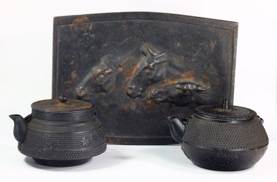 Collection of Japanese Cast Iron Teapot and Three Horse Sculpture Gilt Metal Plague: 22.5x16.5cm Weight: 99 grams (Before Packing) A bargain hunter's, fixer-upper's, and pack-rat's dream come true! Our Ten2Go "warehouse" style auction presents over thousand lots in a fast-paced old-st