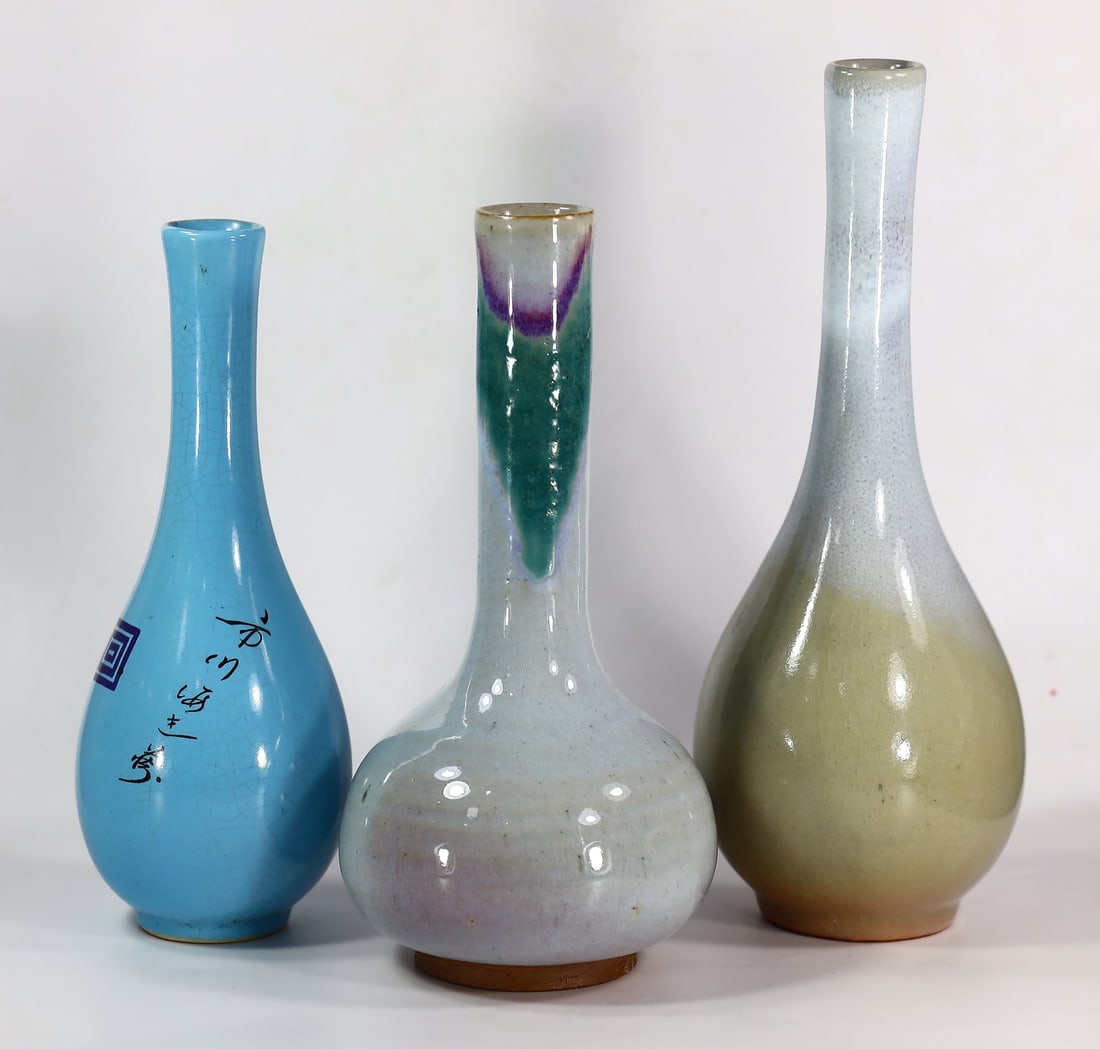 3 Vintage Japanese Guinomi Sakazuki Lipped Ceramic Sake Flasks: 23.5x9cm Weight: 746 grams (Before Packing) A bargain hunter's, fixer-upper's, and pack-rat's dream come true! Our Ten2Go "warehouse" style auction presents over thousand lots in a fast-paced old-styl