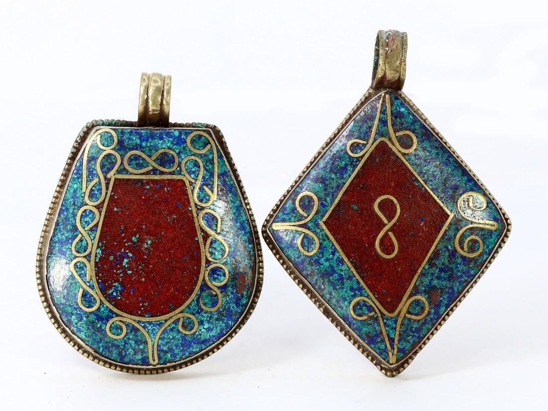 Vintage Tibetan Turquoise Blue & Coral Red Chips Inlaid Silver Pendant Locket: 6x4.5cm Weight: 48 grams (Before Packing) A bargain hunter's, fixer-upper's, and pack-rat's dream come true! Our Ten2Go "warehouse" style auction presents over thousand lots in a fast-paced old-style 