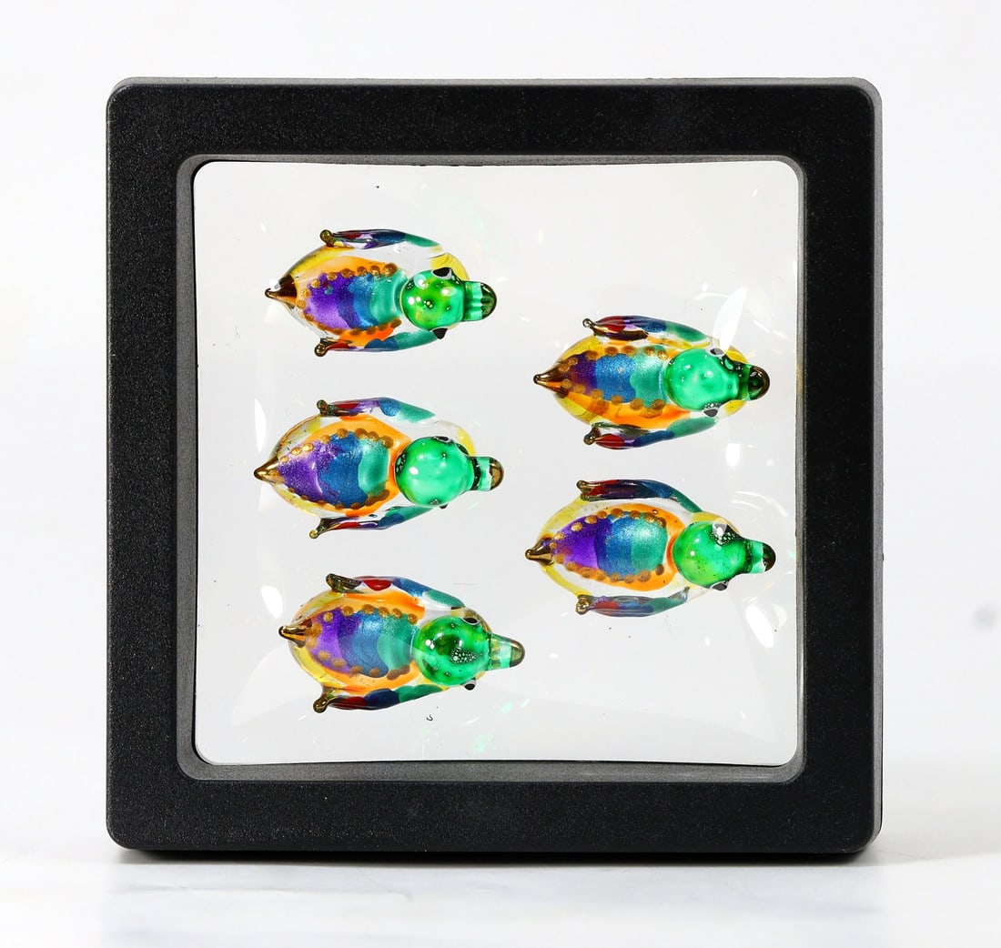 Collection of Hand Blown Miniatures Glass Paperweights Art Glass Animal Figurine: 7x7Cm Weight: 38grams (Before Packing) A bargain hunter's, fixer-upper's, and pack-rat's dream come true! Our Ten2Go "warehouse" style auction presents over thousand lots in a fast-paced old-style auc