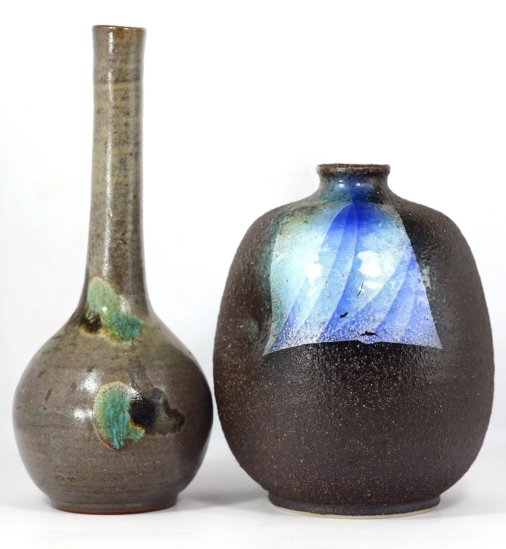 2 Vintage Japanese Ceramic Sake Flasks: 19x15cm Weight: 882 grams (Before Packing) A bargain hunter's, fixer-upper's, and pack-rat's dream come true! Our Ten2Go "warehouse" style auction presents over thousand lots in a fast-paced old-style