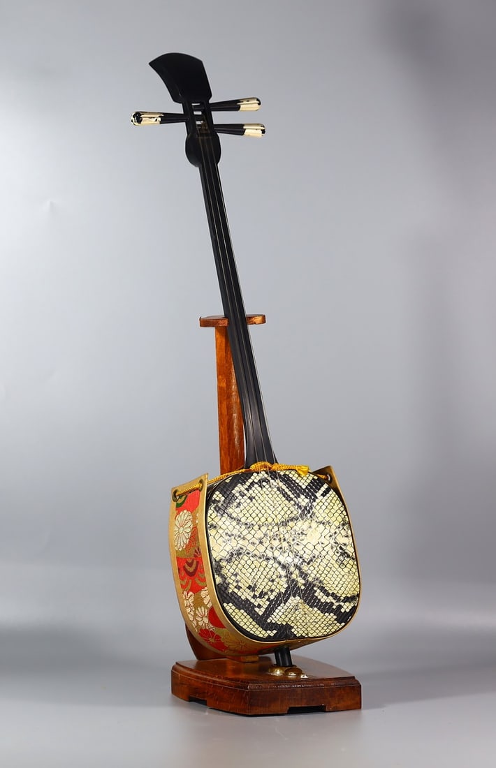 18" Inches Vintage Japanese Snakeskin Okinawa Sanshin Musical Instrument Ornament: 46x13x11cm Weight: 441 grams (Before Packing) A bargain hunter's, fixer-upper's, and pack-rat's dream come true! Our Ten2Go "warehouse" style auction presents over thousand lots in a fast-paced old-st