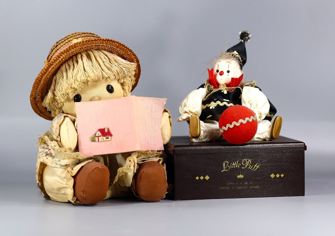 Collection of Two Functional Vintage Music Box: 19x17cm Weight: 584 grams (Before Packing) A bargain hunter's, fixer-upper's, and pack-rat's dream come true! Our Ten2Go "warehouse" style auction presents over thousand lots in a fast-paced old-style