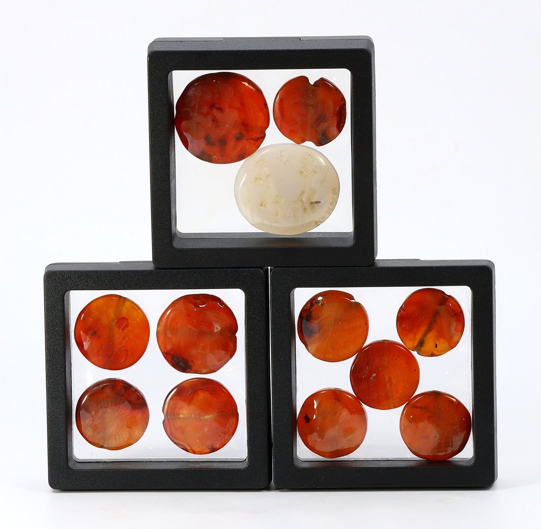 Collection of 3 Neoclassical Period Ancient Roman Carnelian Stamp Seal: 2x3cm Weight: 135 grams (Before Packing) A bargain hunter's, fixer-upper's, and pack-rat's dream come true! Our Ten2Go "warehouse" style auction presents over thousand lots in a fast-paced old-style a