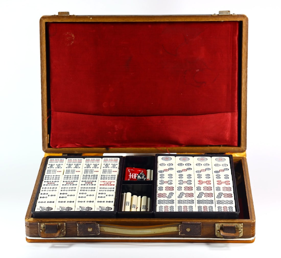 Vintage Chinese Japanese Mahjong Set: 29x20cm Weight: 2950 grams (Before Packing) A bargain hunter's, fixer-upper's, and pack-rat's dream come true! Our Ten2Go "warehouse" style auction presents over thousand lots in a fast-paced old-styl