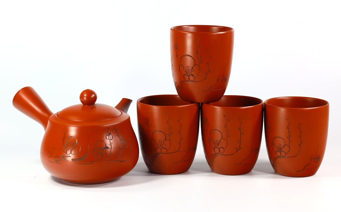 Vintage Japanese Yixing Clay Kyusu Tea Pot & 4 Tea Cups: 14x6cm Weight: 737 grams (Before Packing) A bargain hunter's, fixer-upper's, and pack-rat's dream come true! Our Ten2Go "warehouse" style auction presents over thousand lots in a fast-paced old-style