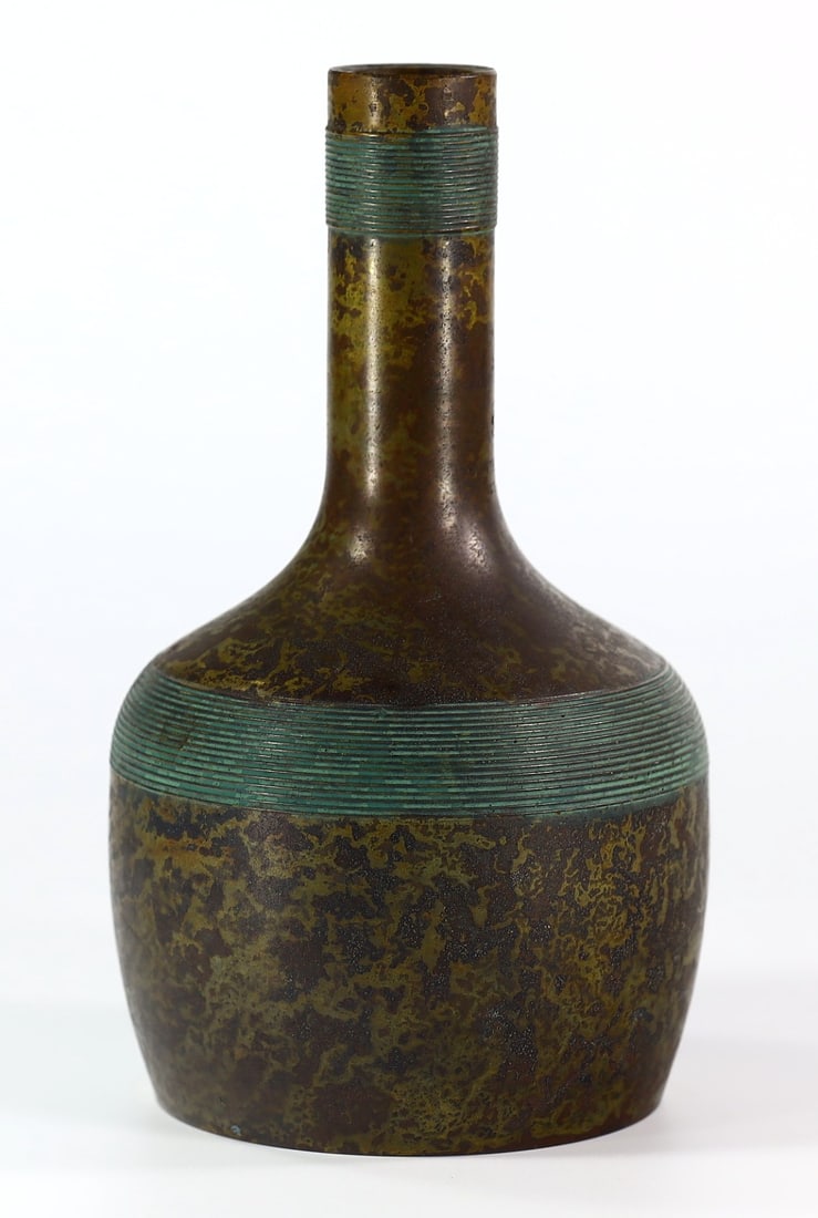 Vintage Japanese Bronze Sake Flasks: 17x10cm Weight: 481 grams (Before Packing) A bargain hunter's, fixer-upper's, and pack-rat's dream come true! Our Ten2Go "warehouse" style auction presents over thousand lots in a fast-paced old-style