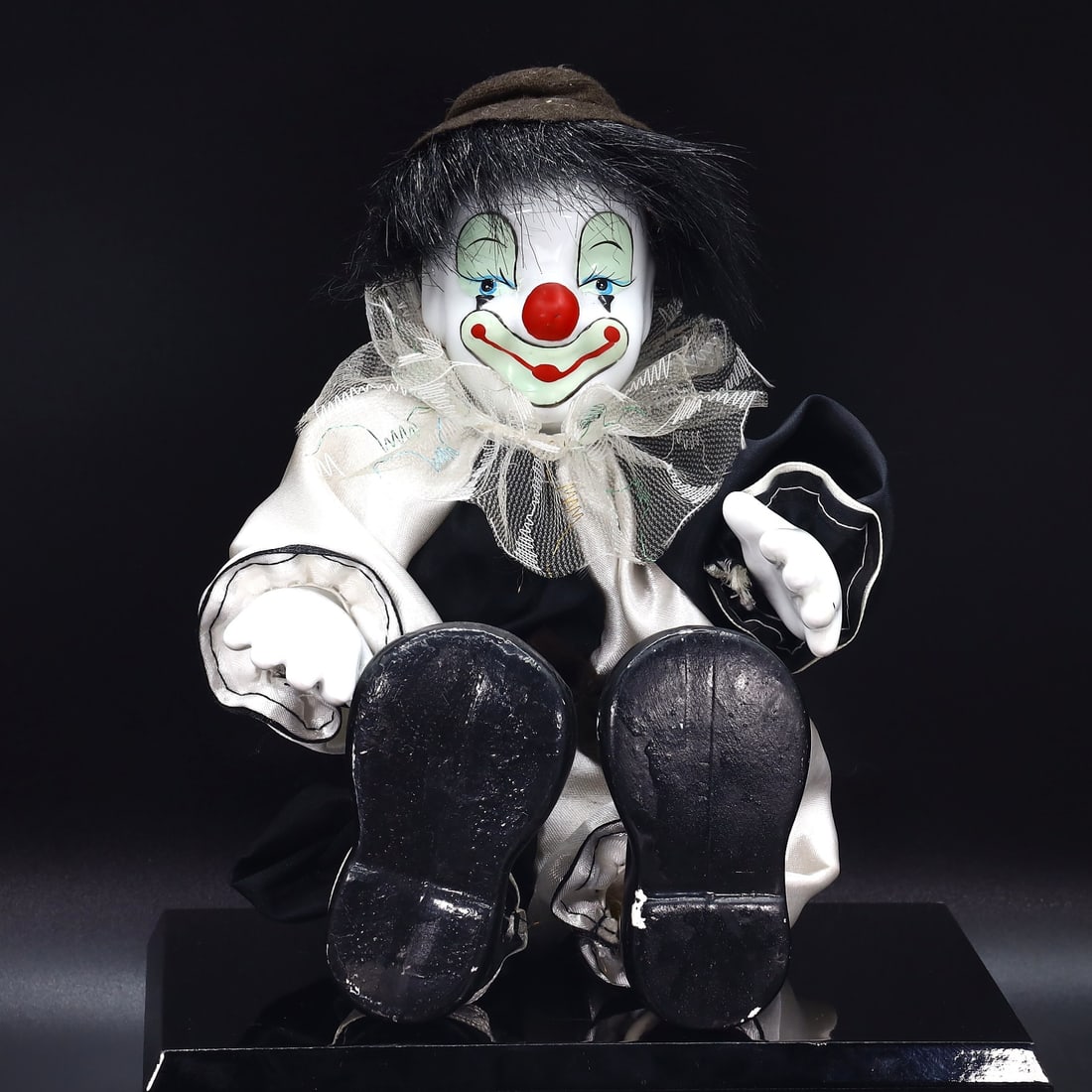 Vintage 80's Porcelain Clown Doll Musical Wind Up Figure Victoria Impex: 19x13cm Weight: 316 grams