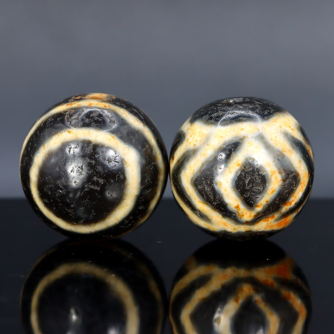 Two Vintage Himalayan Indo Tibetan Agate Pumtek Phum dzi Beads: 2x2cm Weight: 23 grams