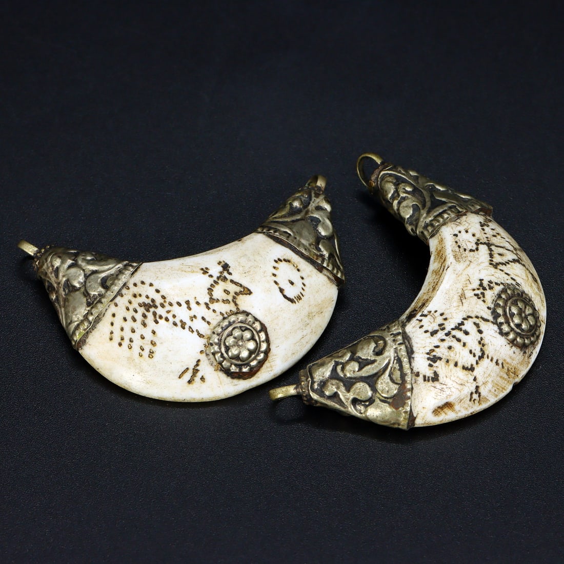 Vintage Tibetan Conch Shell Inlaid Tribal Silver Pendant Locket: 4-4.8cm Weight: 13 grams