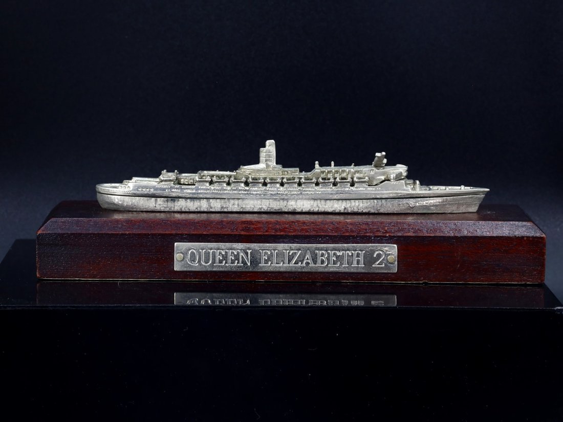 Queen Elizabeth 2 Marine Collectables Ocean Liner Memorabilia Figurine on Wood (1 of 2)