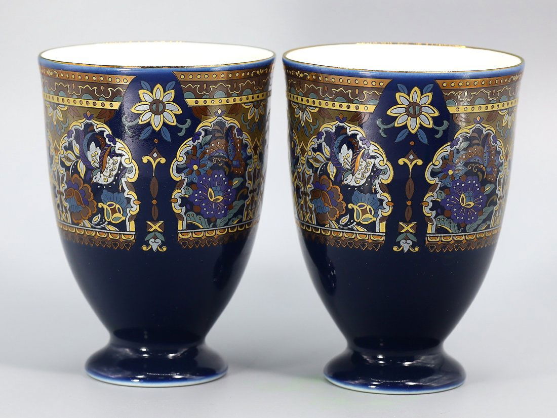 Pair of Japanese Seikatsu Yuuki Blue Gold Porcelain Cups "Romane Suku" (1 of 3)
