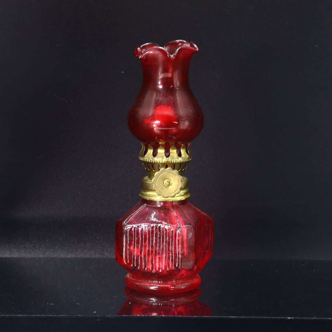 Old Kerosene Oil Lantern Red Glass Oil Lamp (1 of 4)