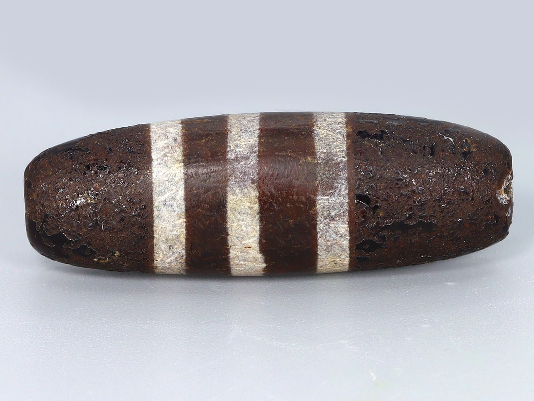 A Chinese Tibetan 3 Stripes Pyu Agate Chung dZi Bead: 4.5x1.5cm Weight: 15 grams