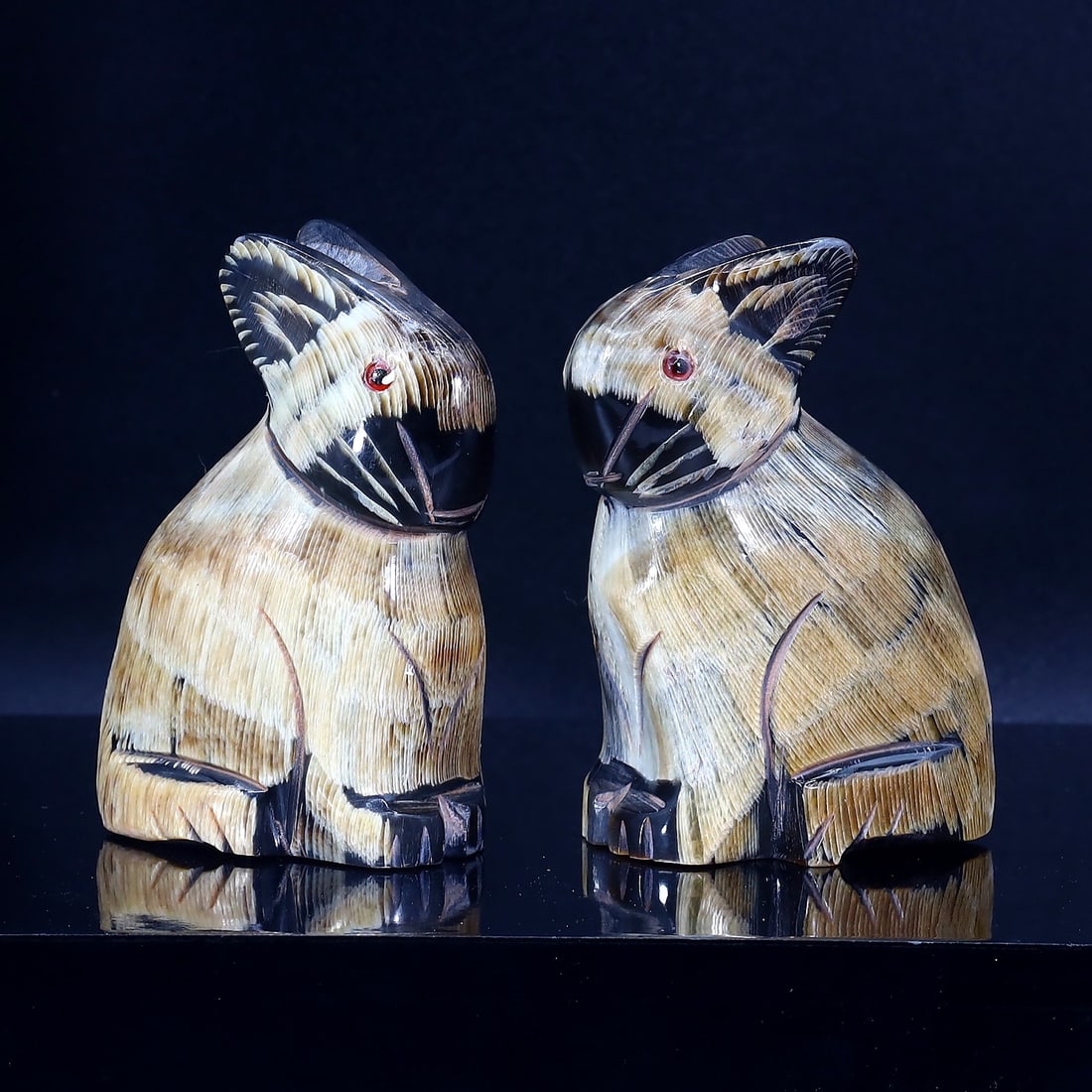 Handmade Ox Horn Carving Rabbits Animal Figurines & Miniatures: 7.5x5cm Weight: 143 grams