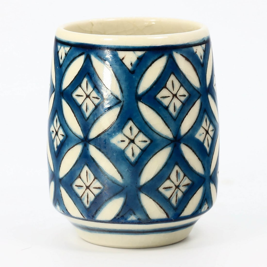 An Oriental Asian Japanese Artistic Stamped Porcelain Tea Cup: 7.5x6cm Weight: 153 grams