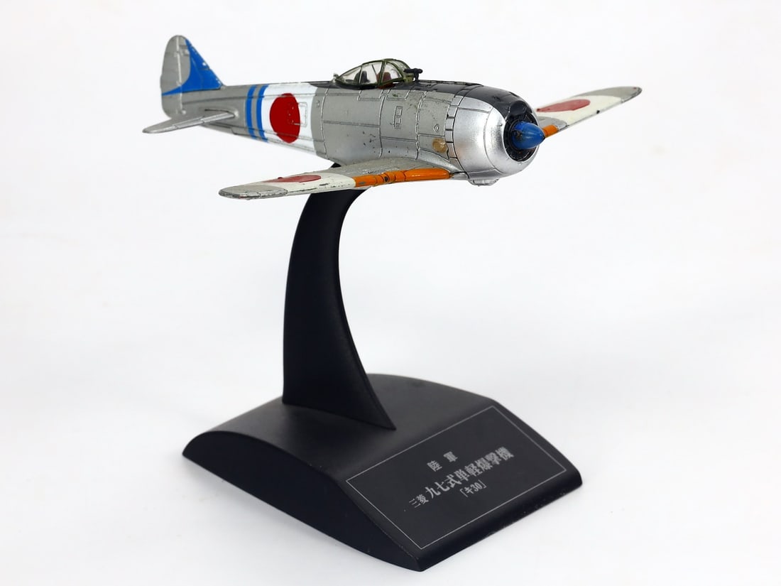 Vintage World War II Cast Iron AXIS Japanese Military Aircraft Toy Airplane Model (1 of 4)
