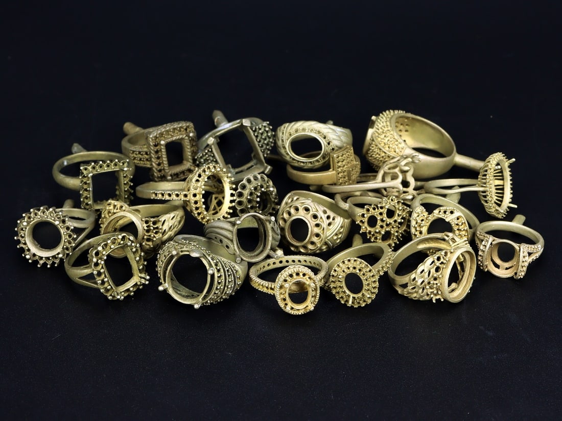 Vintage Design Jewelry Fine Engrave Semi Mount Brass Solitaire Ring Collection: 8 - 4 US Weight: 105 grams